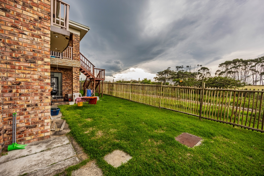 To Let 5 Bedroom Property for Rent in Cove Rock Eastern Cape